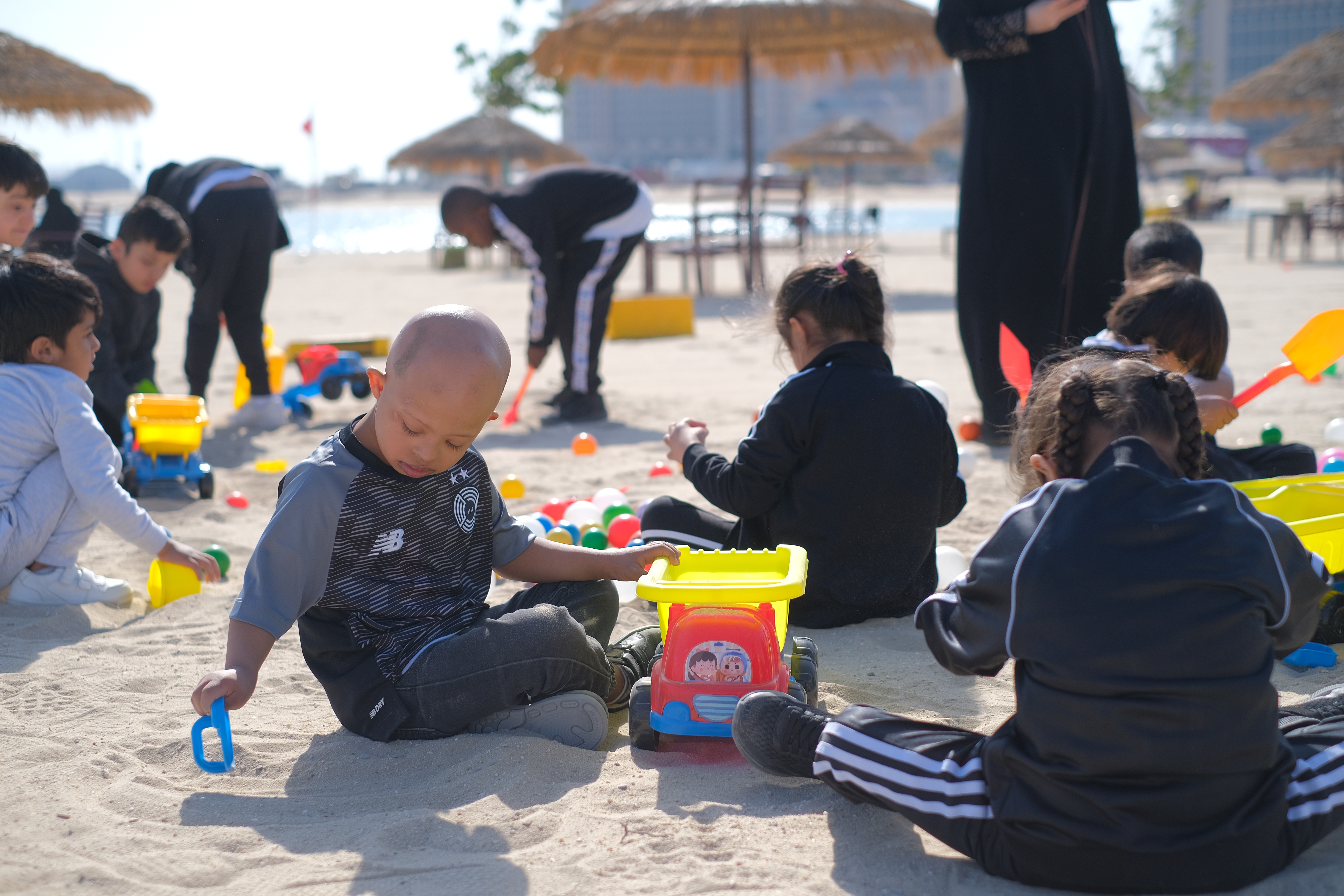 مشاركة منتسبي الشفلح بفعالية مهرجان الشاطئ في كتار.